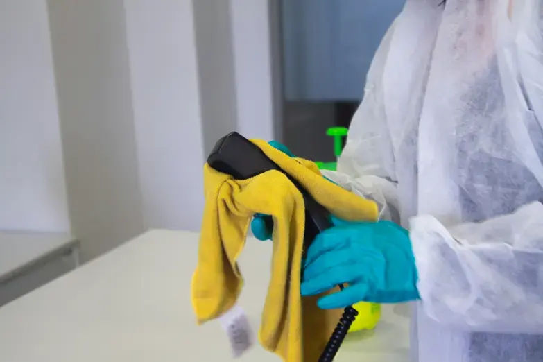 beyaz robe giymiş, siyah ve sarı şemsiye tutan kişi